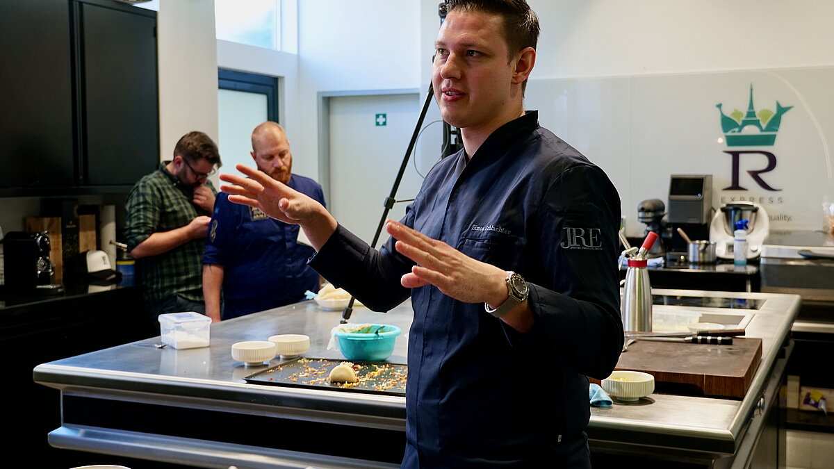 Simon Schlachter erläutert seine Idee der kulinarischen Heimat | © agentur-fuer-gastrosophie  Simon Schlachter erläutert seine Idee der kulinarischen Heimat | © agentur-fuer-gastrosophie
