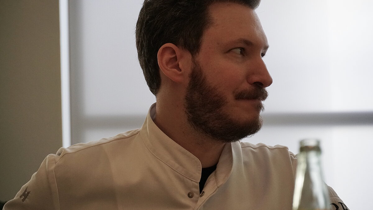 Bringt die Elemente seiner kulinarischen Heimaten Bayern, Österreich, Hamburg auf die Teller: Felix Dietz | © agentur-fuer-gastrosophie Bringt die Elemente seiner kulinarischen Heimaten Bayern, Österreich, Hamburg auf die Teller: Felix Dietz | © agentur-fuer-gastrosophie