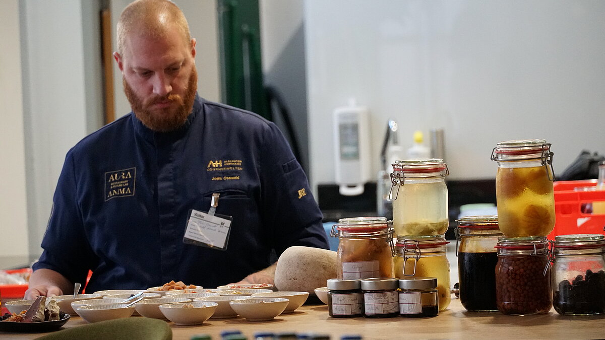 Joshi Oswald präsentiert Ergebnisse aus dem Food Lab | © agentur-fuer-gastrosophie  Joshi Oswald präsentiert Ergebnisse aus dem Food Lab | © agentur-fuer-gastrosophie